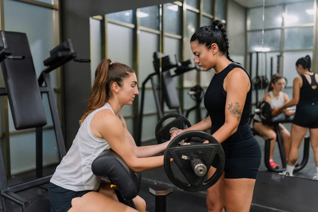 Kas kalitesi ve fonksiyonel güç üzerine editoryal longevity görseli." Ara: "Yoga ve pilates ile fonksiyonel güç inşa eden kadın." Kapanış: "40 yaş sonrası sağlıklı yaşlanma ve bağımsız yaşam için güçlü kas dokusu